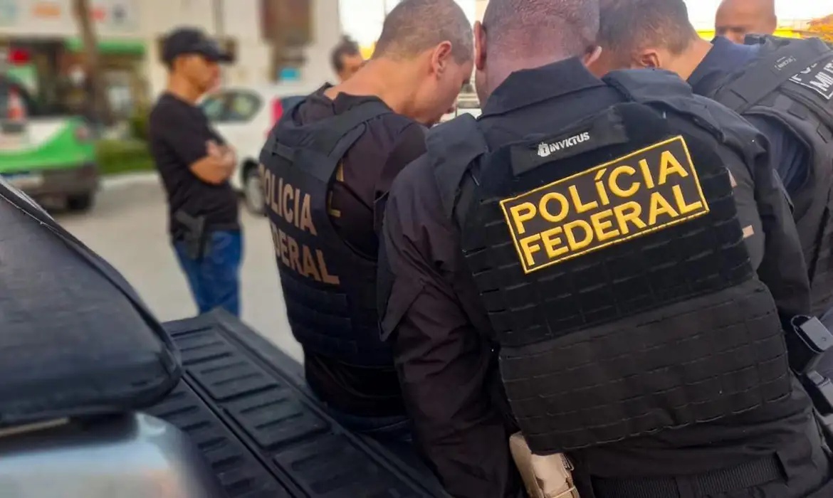 Operação da PF mira suposto esquema de lavagem de dinheiro ligado ao jogo do bicho no Rio.