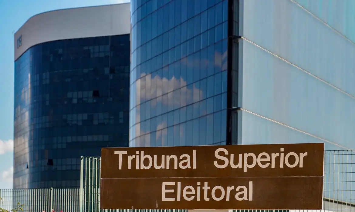 Parceria reúne TSE, plataformas digitais e empresas de IA para fortalecer a segurança das eleições.