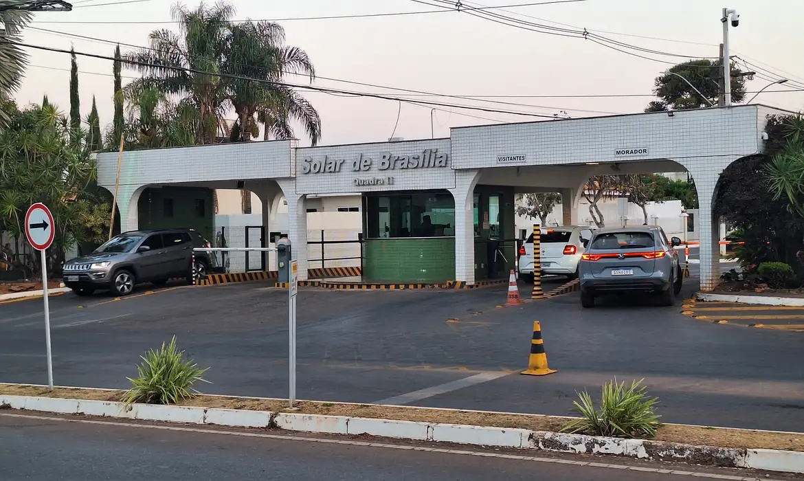 PF realizou busca na residência de Bolsonaro após divergência sobre armas registradas em nome do ex-presidente.