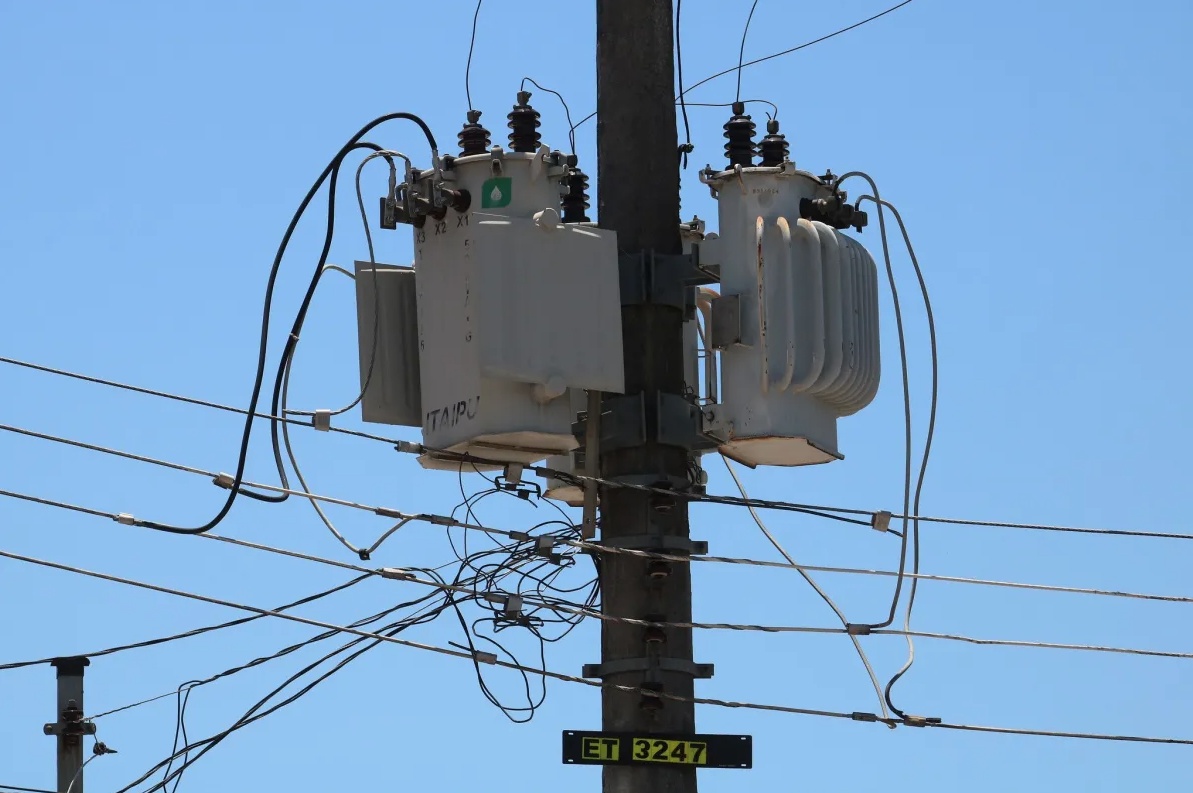 Projeto aprovado em comissão amplia contratação de usinas e pode elevar custos da energia elétrica.
