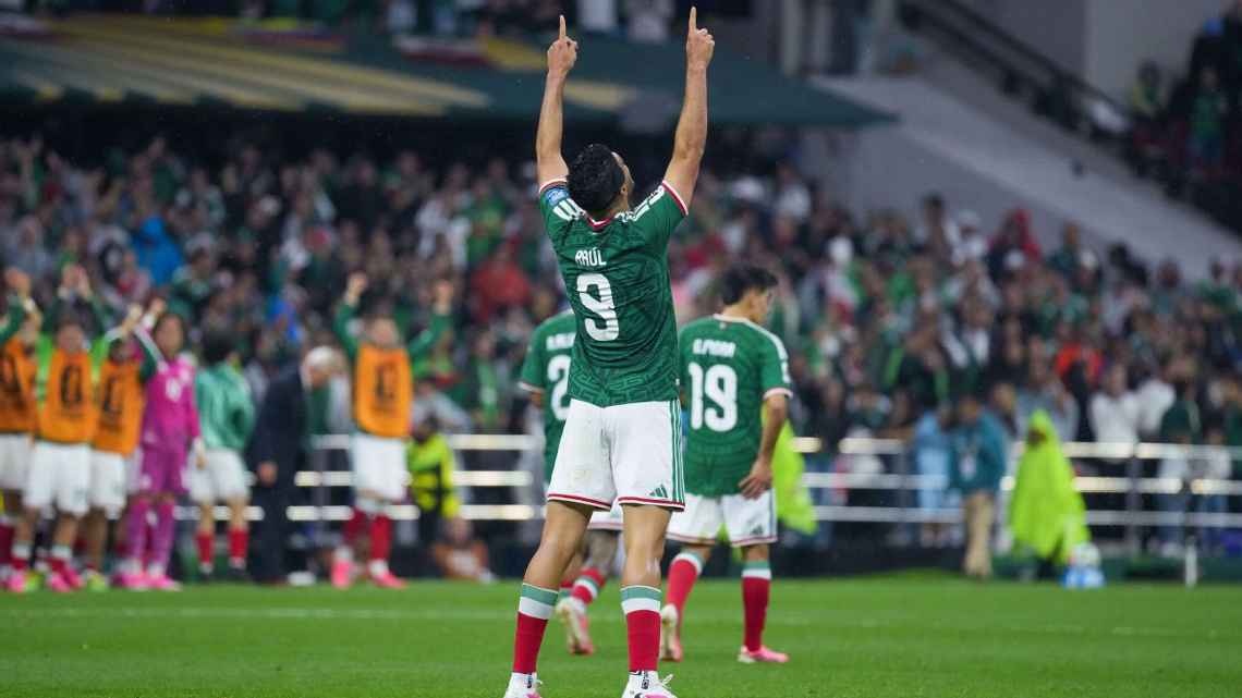 Raúl Jiménez comemora segundo gol do México sobre o Equador