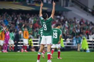 Raúl Jiménez comemora segundo gol do México sobre o Equador (Foto: Getty Images)