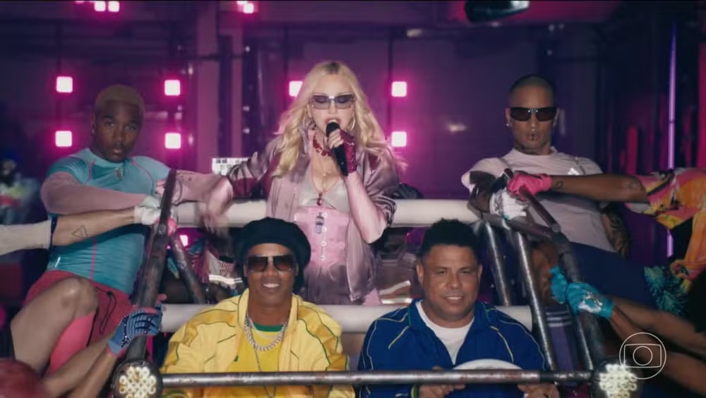 Ronaldo Fenômeno e Ronaldinho Gaúcho participaram do show de Madonna durante o intervalo da final da Copa do Mundo