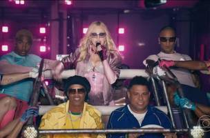 Ronaldo Fenômeno e Ronaldinho Gaúcho participaram do show de Madonna durante o intervalo da final da Copa do Mundo (Foto: Reprodução/TV Globo)