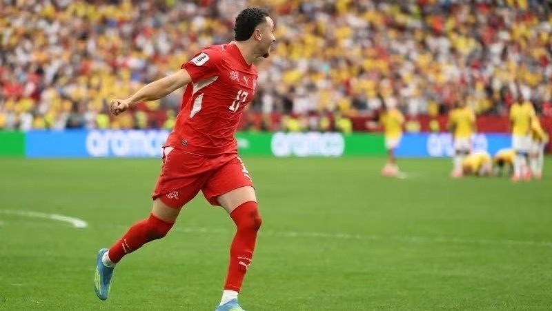 Rubén Vargas, da Suíça, celebrando a vitória nos pênaltis sobre a Colômbia