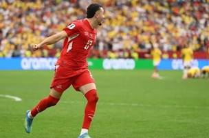 Rubén Vargas, da Suíça, celebrando a vitória nos pênaltis sobre a Colômbia (Foto: Divulgação/Fifa)