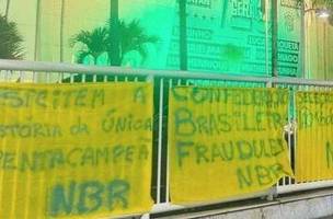 Sede da CBF tem protestos após eliminação do Brasil na Copa (Foto: Reprodução/nucleobr)