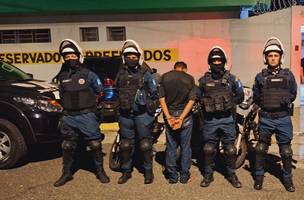 Suspeito foi capturado em uma era de terrenos baldios pela Polícia Militar (Foto: Polícia Militar)