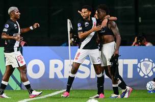 Thiago Mendes comemora gol marcado em vitória do Vasco (Foto: Pablo Porciúncula / AFP)