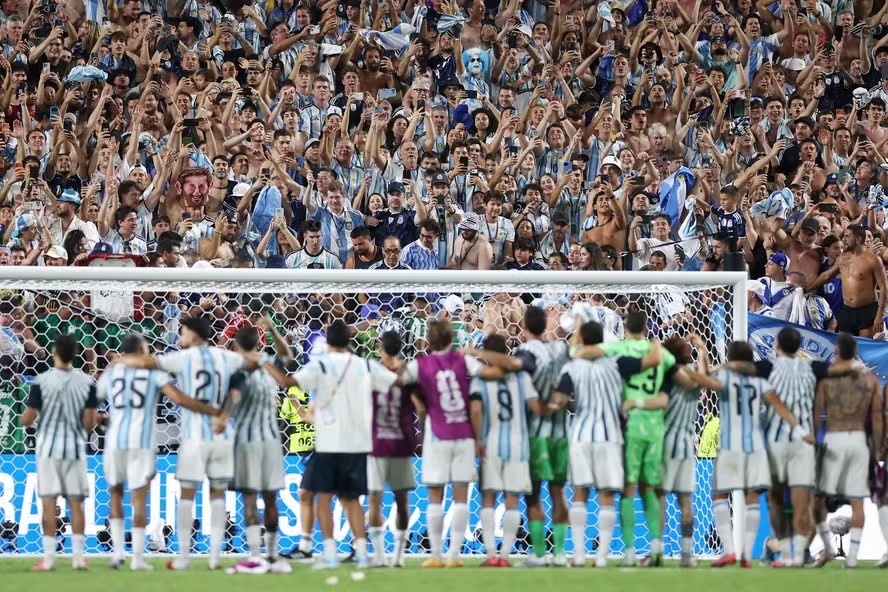 Torcedores alegam que a FIFA estaria favorecendo a seleção argentina
