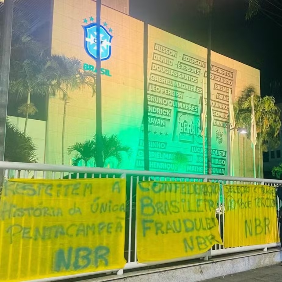 Torcedores protestaram em frente à sede da CBF após a eliminação do Brasil na Copa.