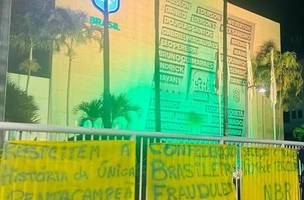 Torcedores protestaram em frente à sede da CBF após a eliminação do Brasil na Copa. (Foto: Reprodução)