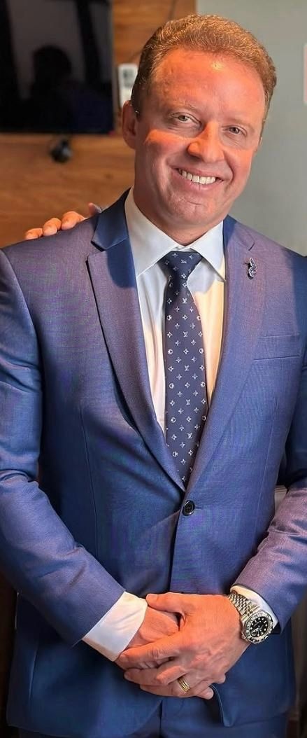 Valdemir de gravata Louis Vuitton e relógio de marca, que se parece com um Rolex GMT-Master II ou com o modelo Submariner, que custa cerca de R$ 100 mil.
