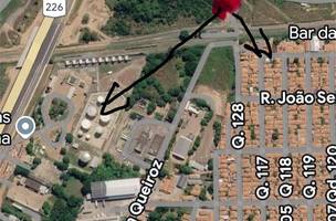 A distância é mínima das obras do novo terminal para a área residencial… (Foto: Reprodução)