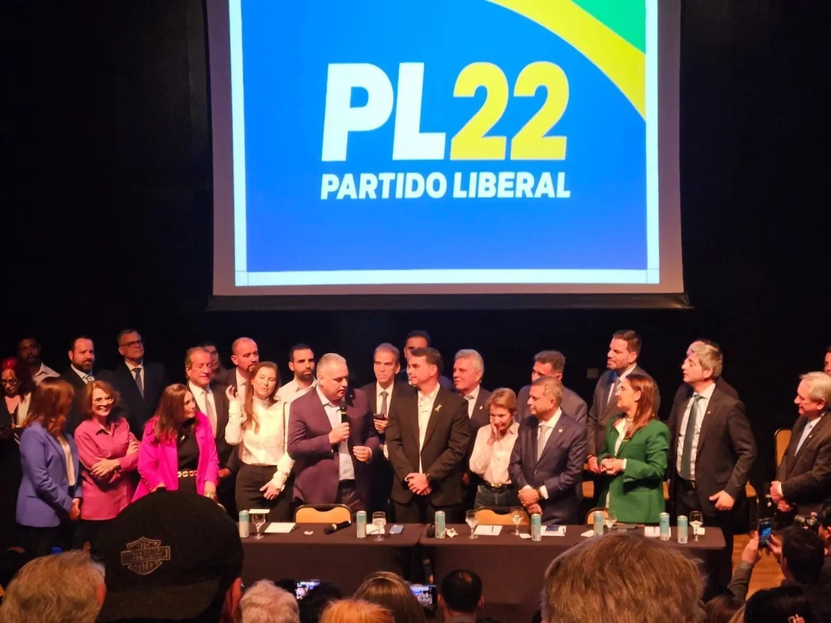 Flávio Bolsonaro anuncia o deputado Alfredo Gaspar como candidato a vice-presidente em chapa formada exclusivamente pelo PL.