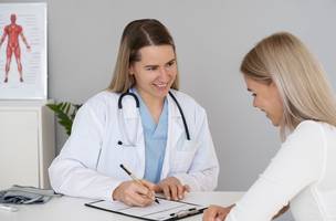 Médico realizando uma verificação física no paciente (Foto: Magnific)
