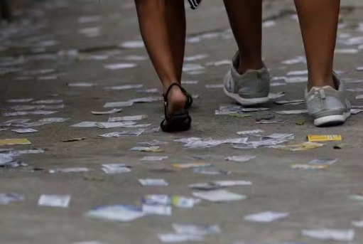 Movimento de eleitores em seção eleitoral durante o primeiro turno de 2022.