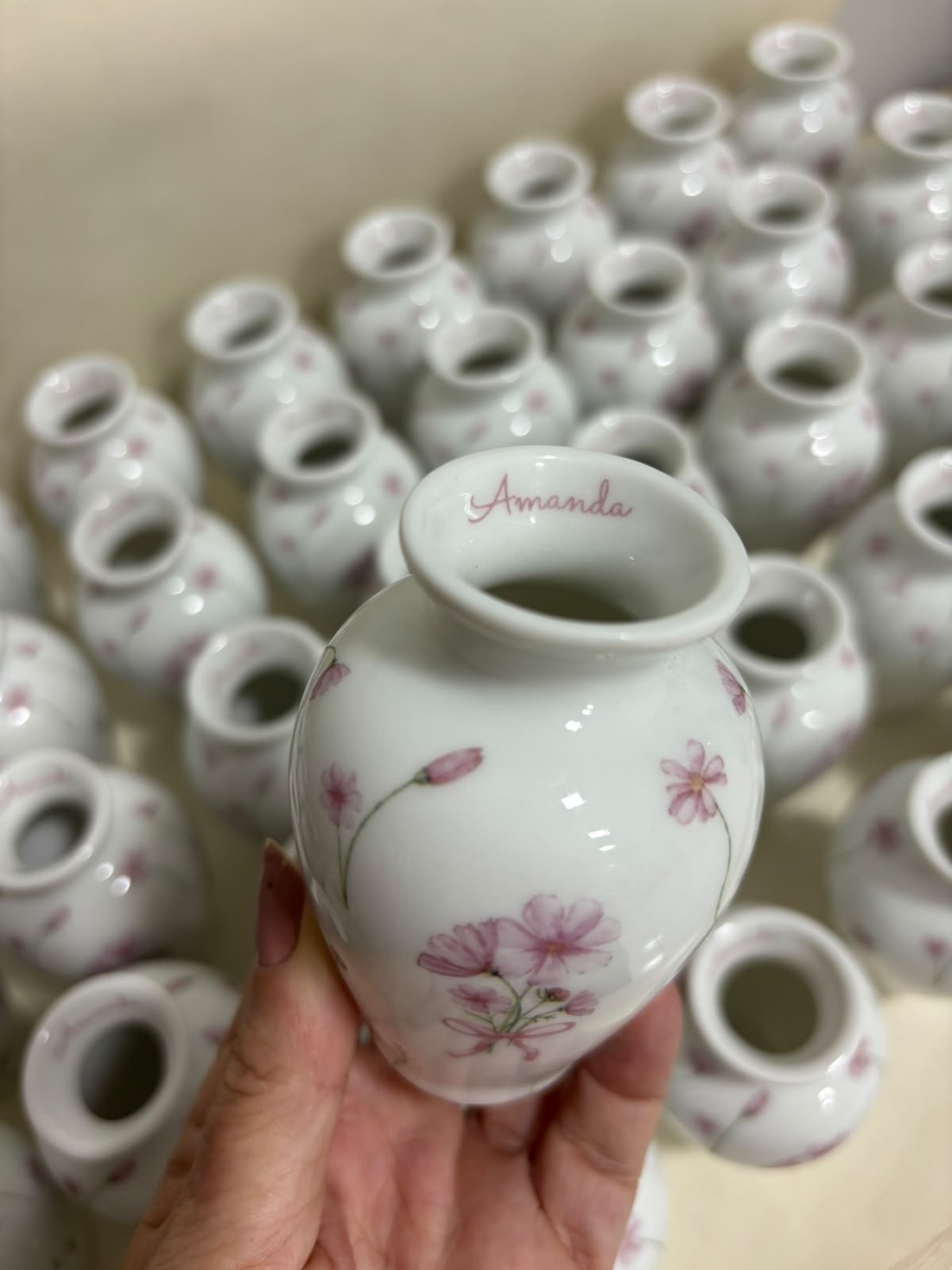 A produção artesanal de Neila Furtado Brandão inclui peças personalizadas feitas sob encomenda para diferentes ocasiões.