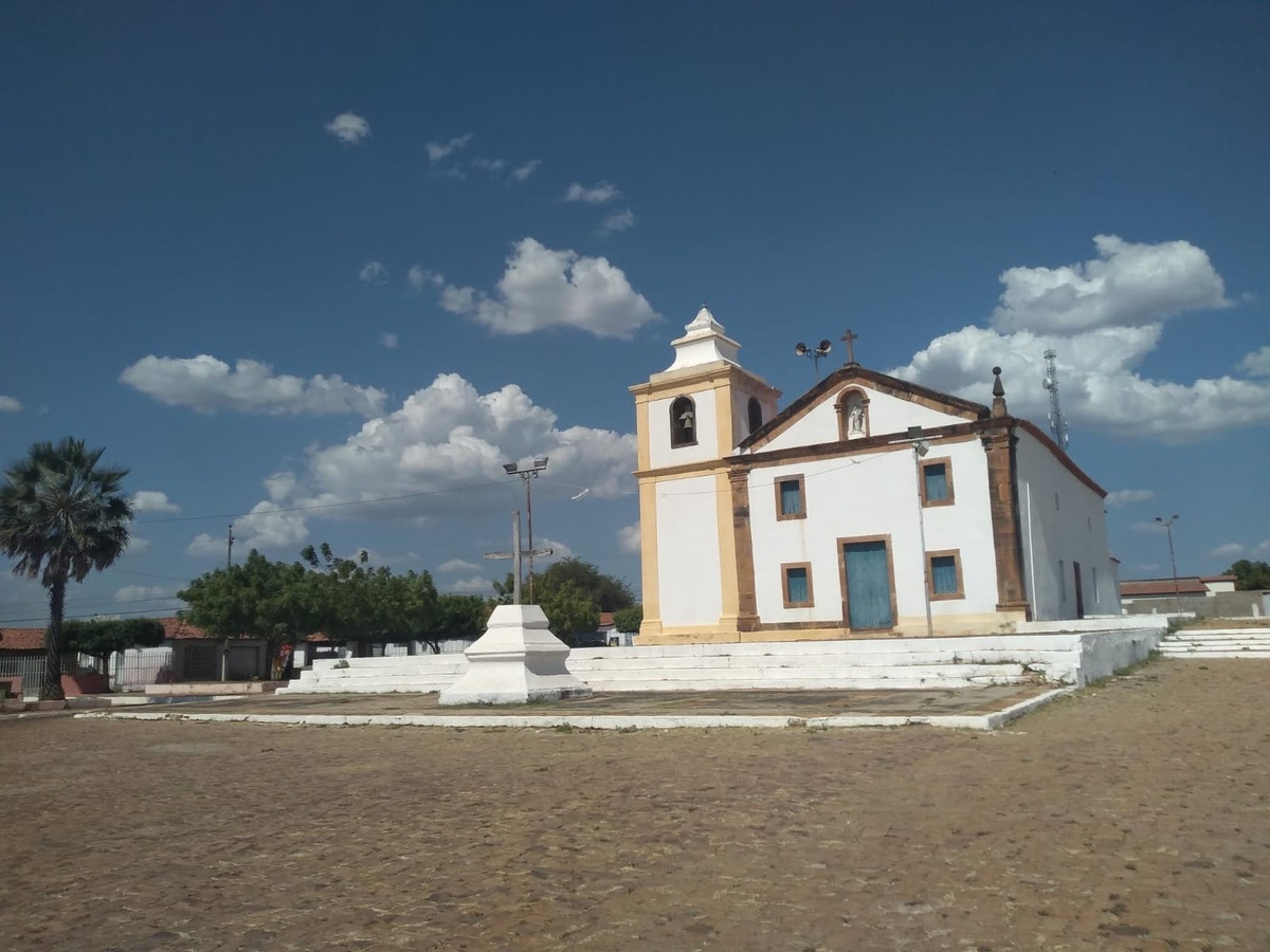 Após críticas da coluna Direto da Redação, do Portal AZ, Prefeitura de Oeiras inicia recuperação do calçamento histórico que vinha provocando acidentes.