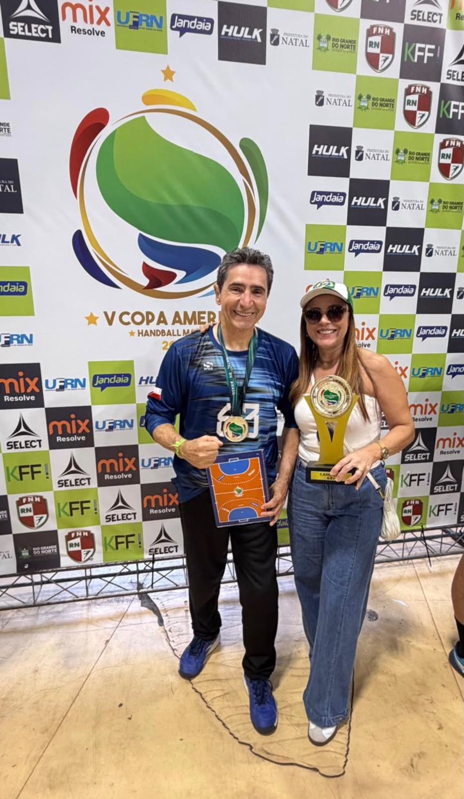 Aquino ao lado da esposa, Acilayne Freitas de Aquino, que o acompanhou e prestigiou sua trajetória na conquista do título da V Copa América Master de Handebol, em Natal (RN).
