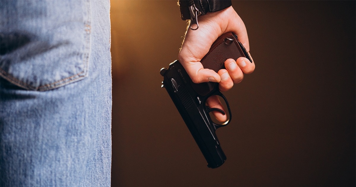 Brasil registra queda nas mortes violentas, mas feminicídios e letalidade policial avançam.