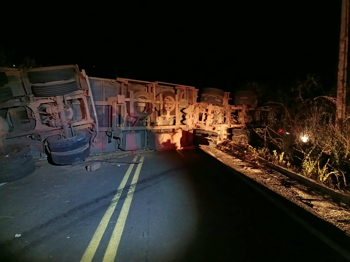 Carreta tombada interditou a rodovia que interliga Lagoa de São Francisco e Piripiri