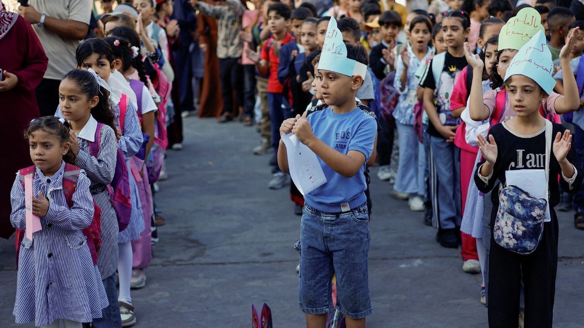 Crianças palestinas retornam às aulas em escola improvisada da UNRWA, em Nuseirat, na Faixa de Gaza.