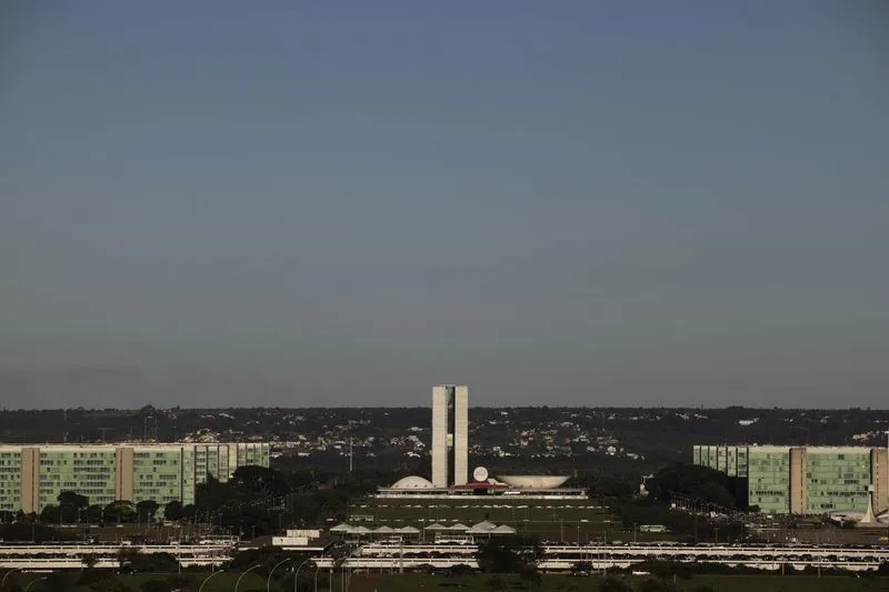 Esplanada dos Ministérios recebeu o desfile oficial enquanto manifestações políticas ocorriam em outras áreas de Brasília.