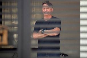 Jair Bolsonaro cumpre prisão domiciliar enquanto aguarda decisões judiciais.
