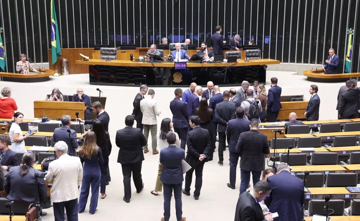 Levantamento compara patrimônio declarado por deputados em 2022 e 2026.