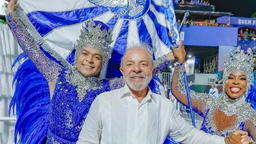 Lula acompanha desfile da Acadêmicos de Niterói na Sapucaí.