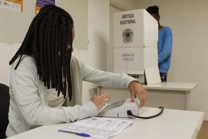 Mesários atuam na identificação de eleitores e organização das seções durante a votação.