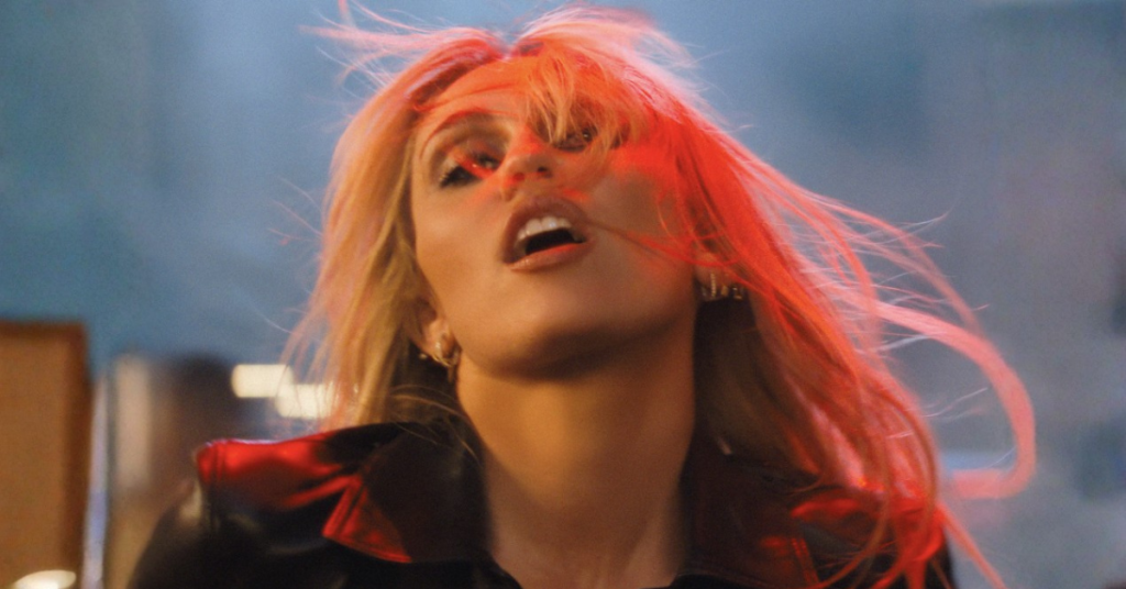 Miley Cyrus no videoclipe de “Bass Persuades”