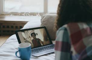 Mulher conversando por vídeo com um homem no laptop (Foto: unsplash.com)