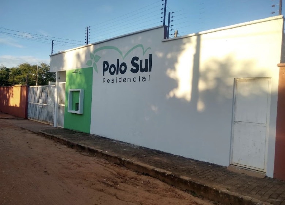 O condomínio Polo Sul vive com lixeiras a céu aberto…
