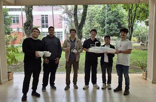 Os estudantes Tales Coutinho Moreira, Felipe da Silva Rimena, Artur Pereira Scachetti, Arthur Silva de Albuquerque e Pietro Marson Grandi atuam no projeto de robótica aquática (Foto: Arquivo pessoal)