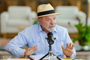 Presidente Lula chega à disputa de 2026 com programas sociais ampliados e vantagem na comparação com Flávio Bolsonaro.