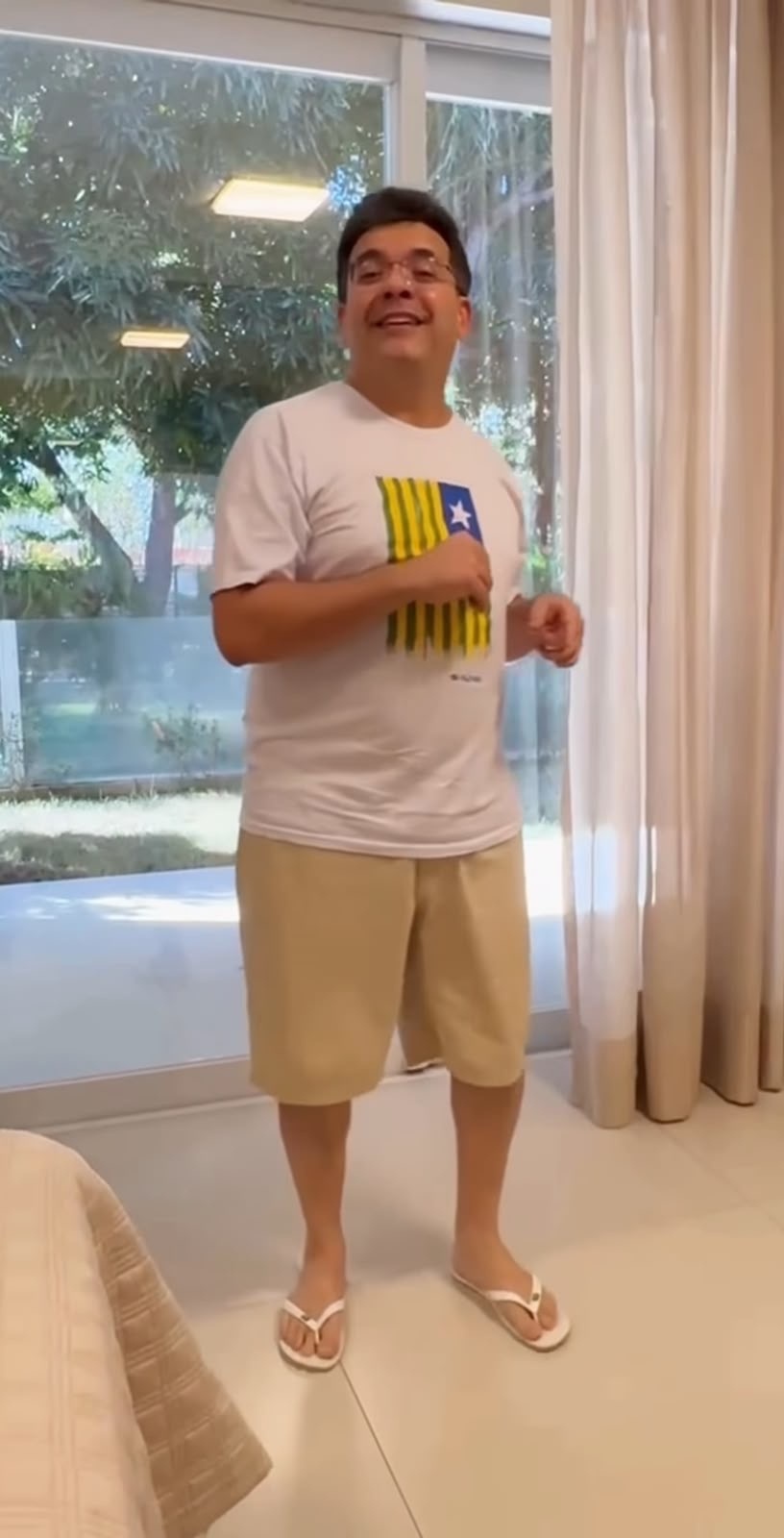 Rafael, de calção e camiseta parece estar trocando socos…espia.