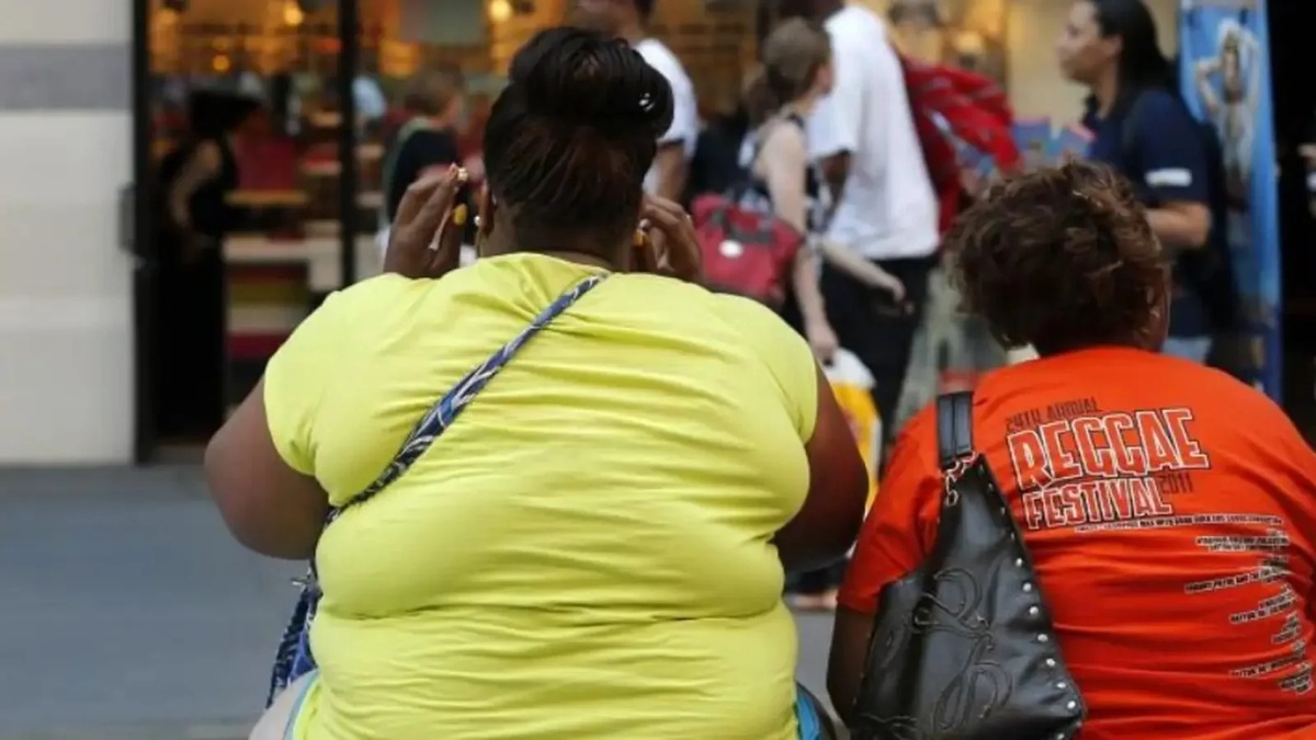 Sedentarismo e mudanças na alimentação estão entre os fatores associados ao avanço da obesidade.