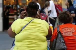Sedentarismo e mudanças na alimentação estão entre os fatores associados ao avanço da obesidade. (Foto: Reprodução)