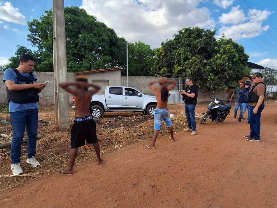 Suspeitos foram pesos em flagrante