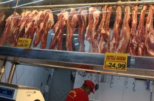 União Europeia suspenderá importações de carne bovina brasileira a partir de quinta-feira. (Foto: Pilar Olivares/Reuters)