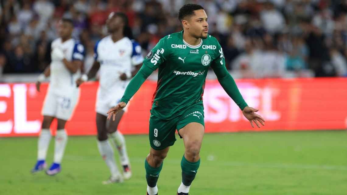 Vitor Roque comemora segundo gol do Palmeiras sobre a LDU