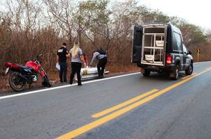 Motociclista morre ao colidir em placa de trânsito no litoral do Piauí (Foto: -)