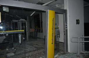Bandidos armados fazem reféns e explodem agência bancária no Piauí (Foto: -)