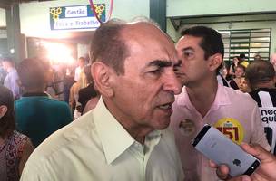 Marcelo Castro chega a local de votação e escuta de eleitores: “Olha a porca” (Foto: -)