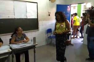 Luciane Santos vota e avalia sua trajetória de campanha como positiva (Foto: -)