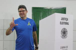 Luciano vota e diz que objetivo é levar a eleição para o 2º turno (Foto: -)