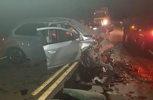 Dois carros batem de frente na PI 236 e pessoas ficam feridas (Foto: -)