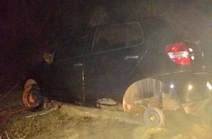 Veículo roubado é abandonado por criminosos no Piauí (Foto: -)